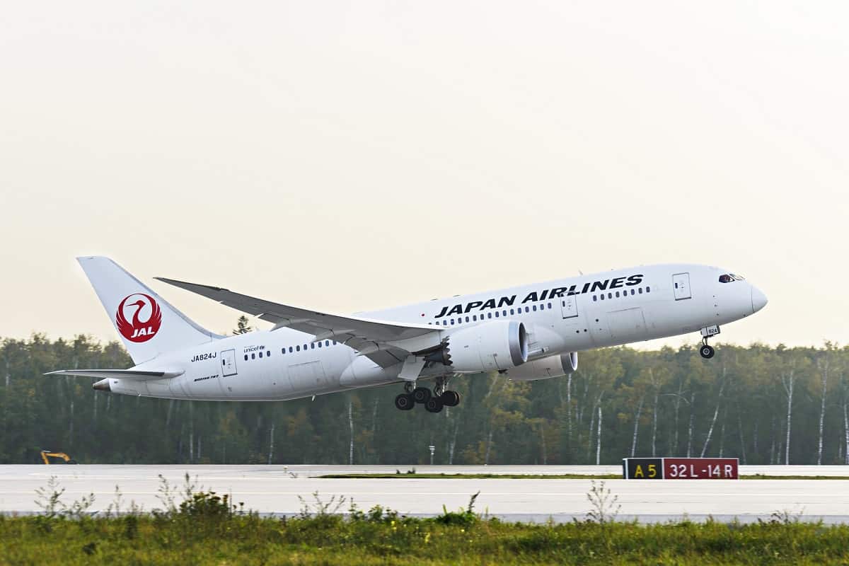 Japan Airlines Boeing 787 Dreamliner taking off