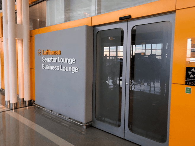 https://10xtravel.com/wp-content/uploads/2018/01/Lufthansa-Senater-and-Business-Lounge-Entrance-2.png