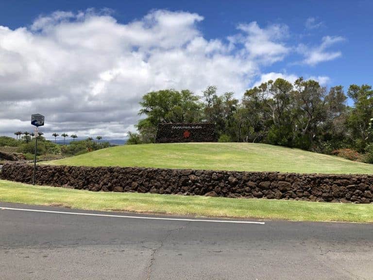 The entrance to Mauna Kea Beach Hotel