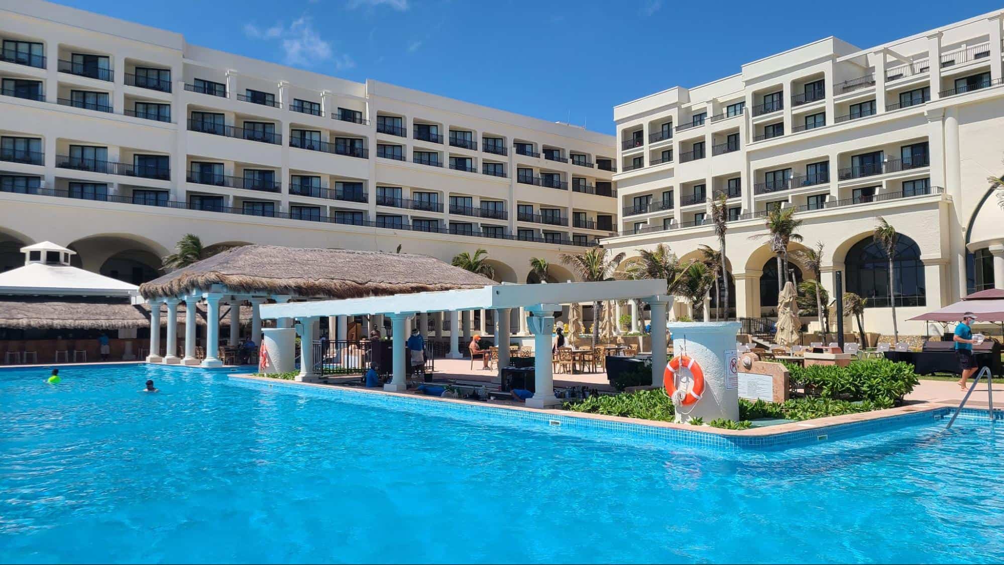 swim-up bar at the Marriott Cancun Resort