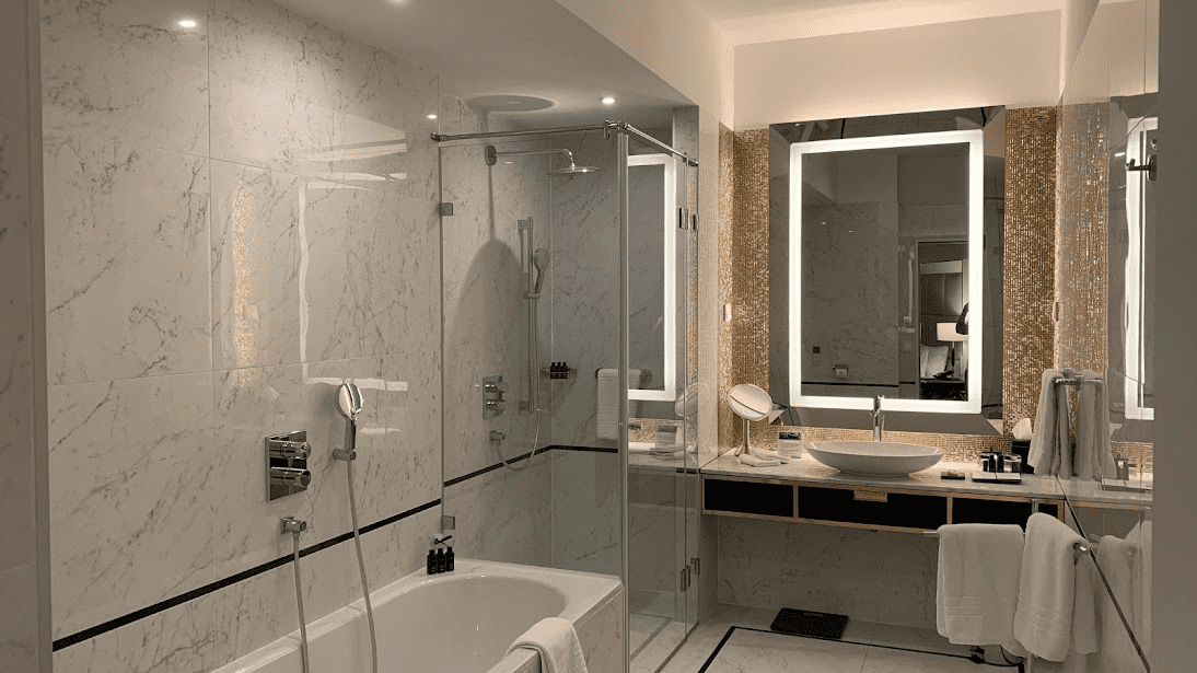 Parisi Udvar Hotel bathroom