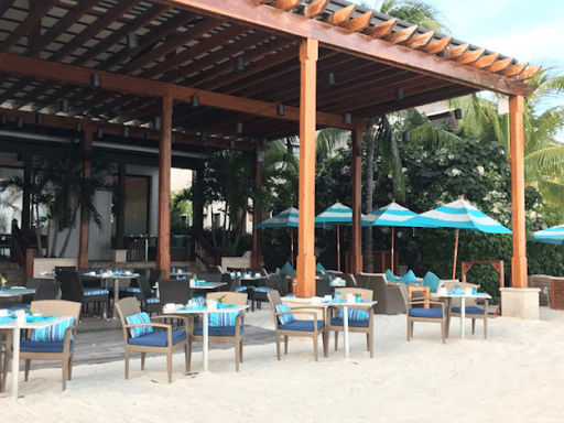 Outdoor seating at 20 Knots restaurant at Zemi Beach House