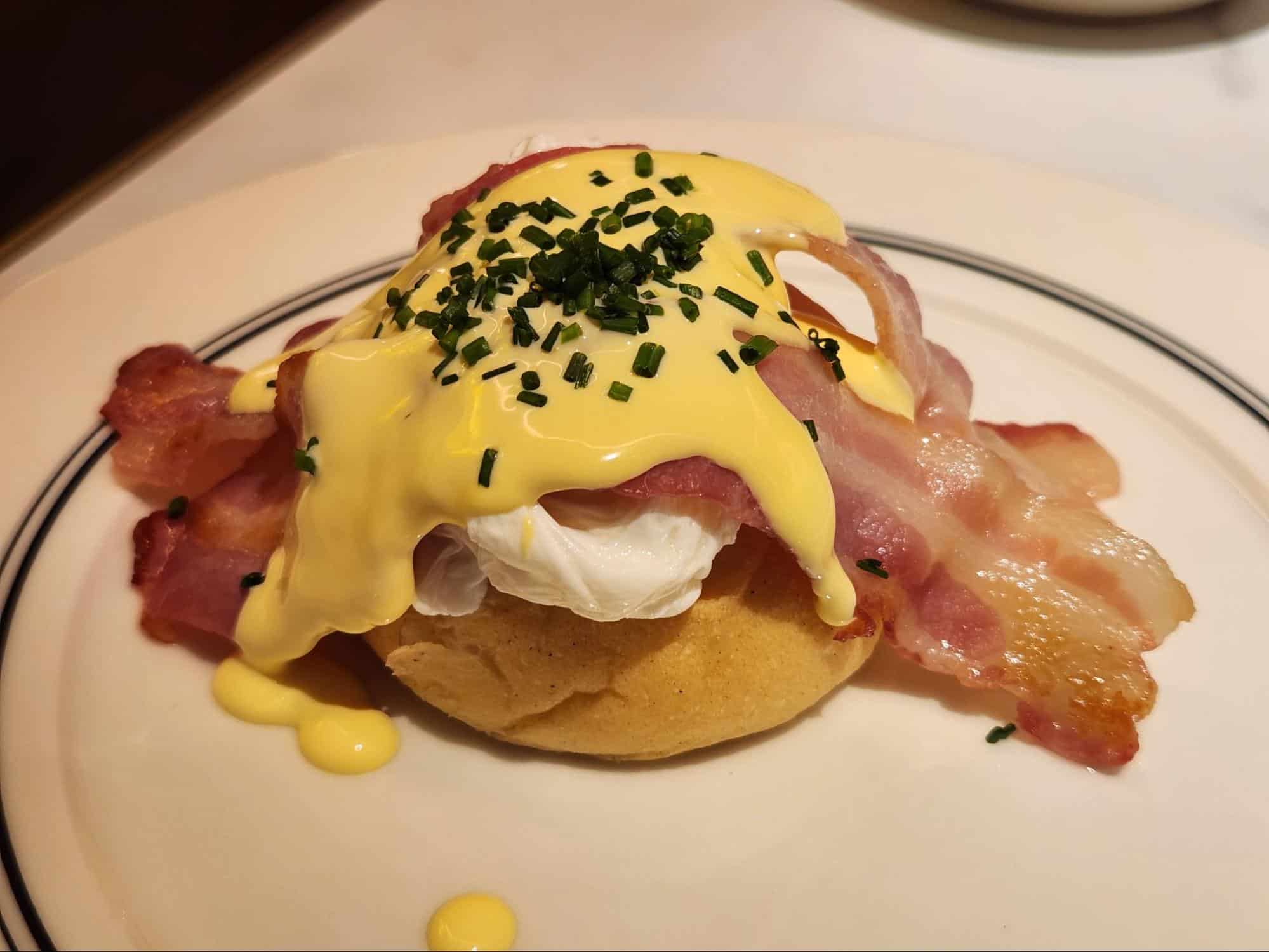 Eggs benedict