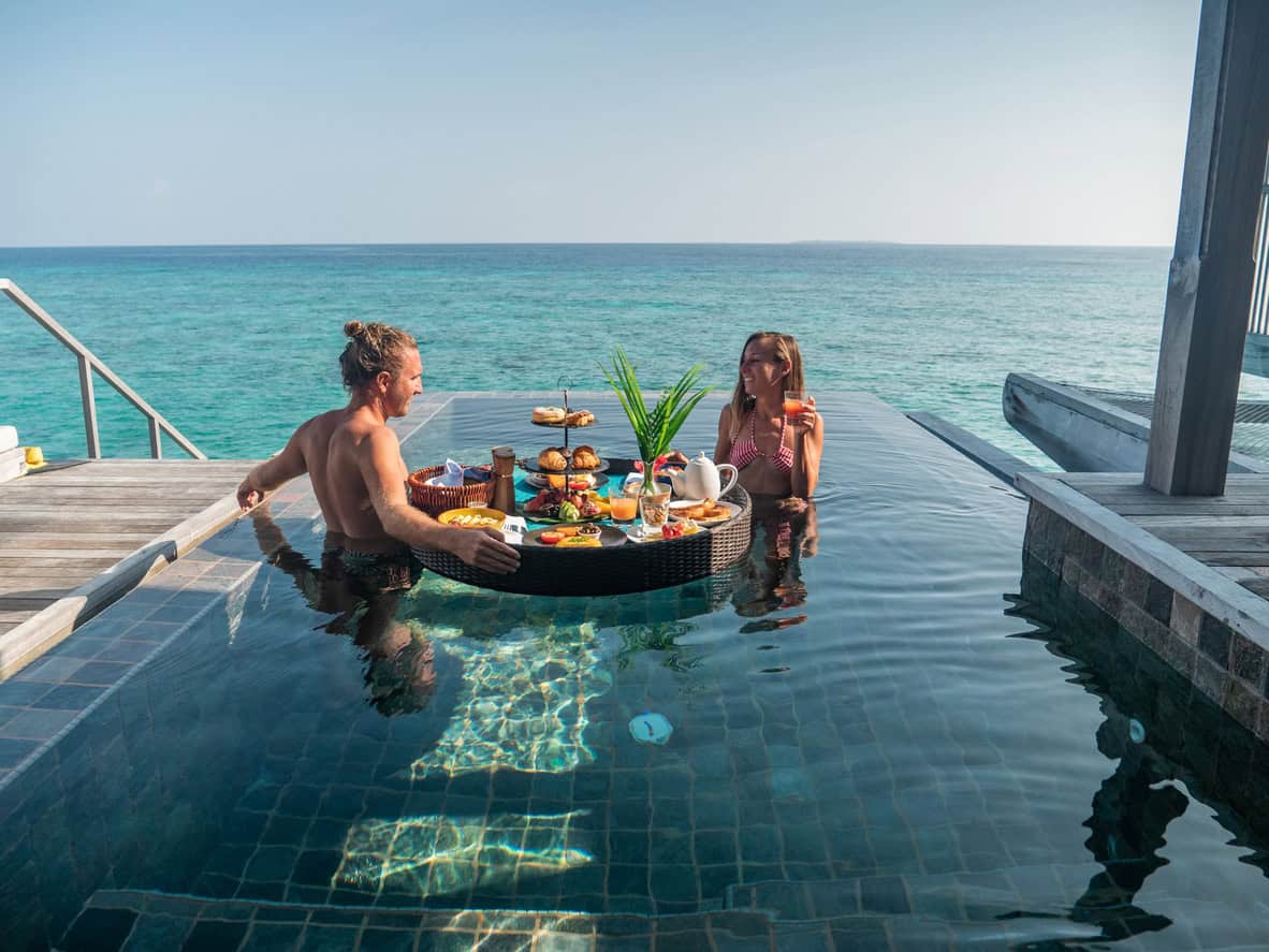 earn points on hotels and dining with credit cards