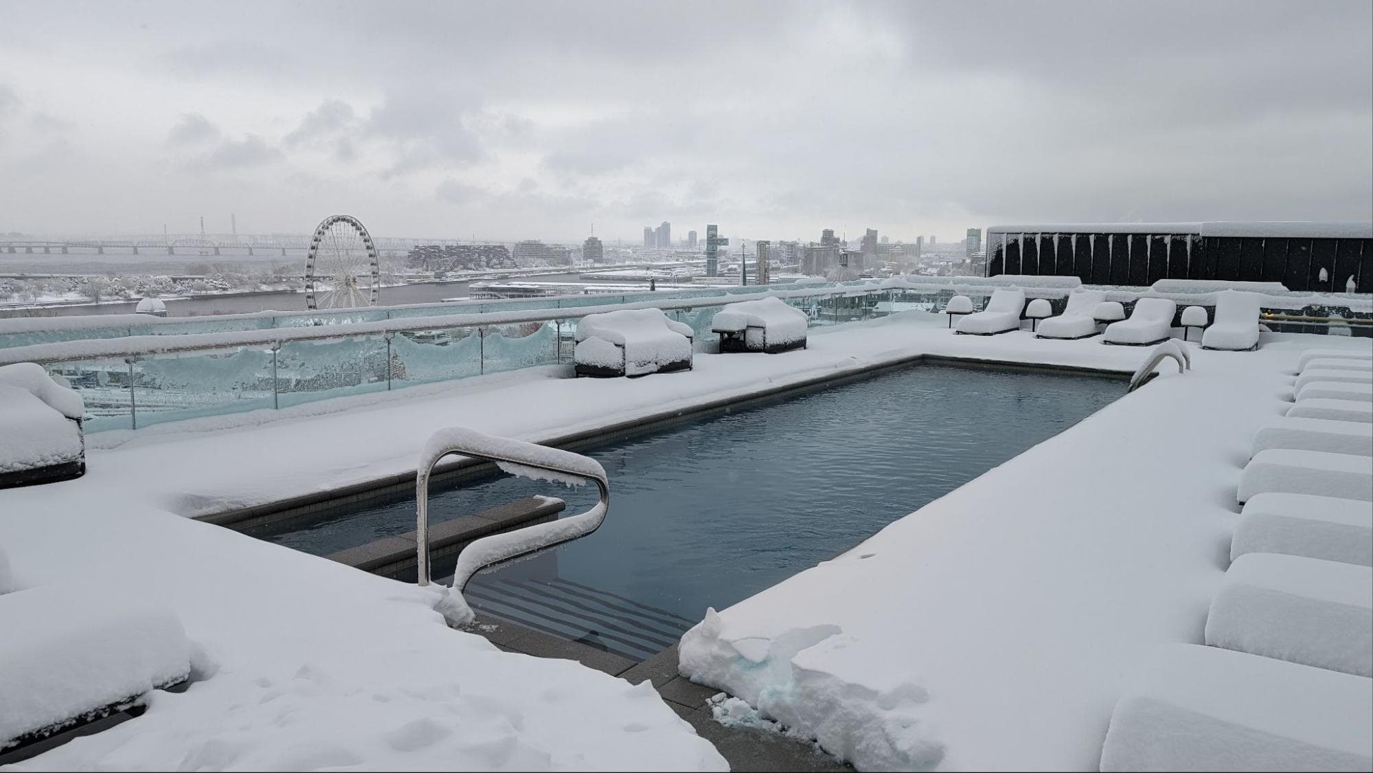 Hyatt Centric Montreal - Rooftop pool