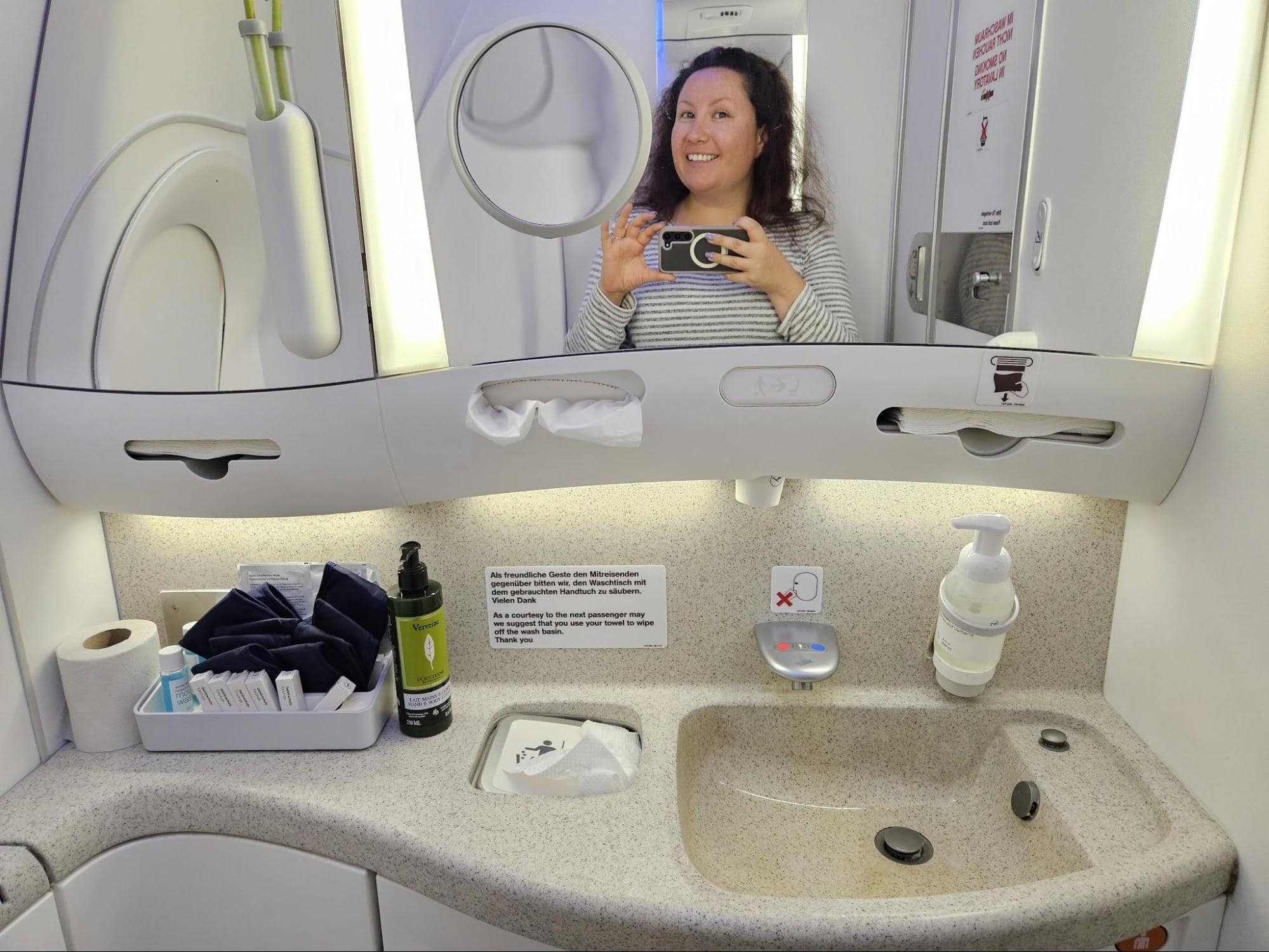 Lufthansa B787-9 Dreamliner business-class - lavatory