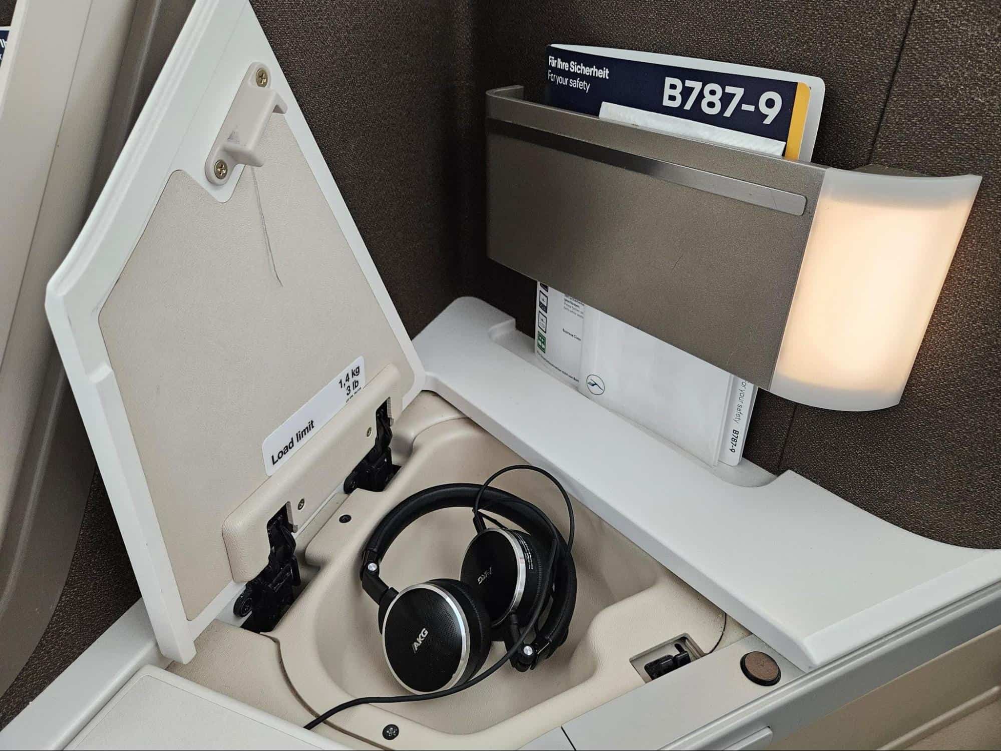 Lufthansa B787-9 Dreamliner storage 2