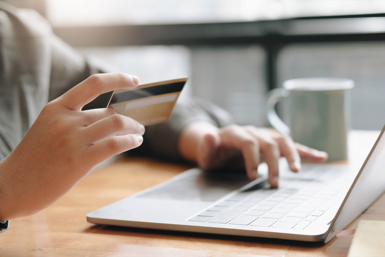 An Amex member checking Emirates Skywards transfer ratio changes