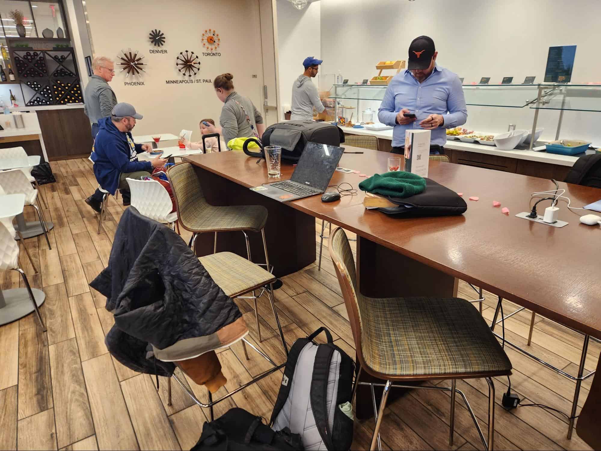 Escpae Lounge at CMH Layout and Amenities