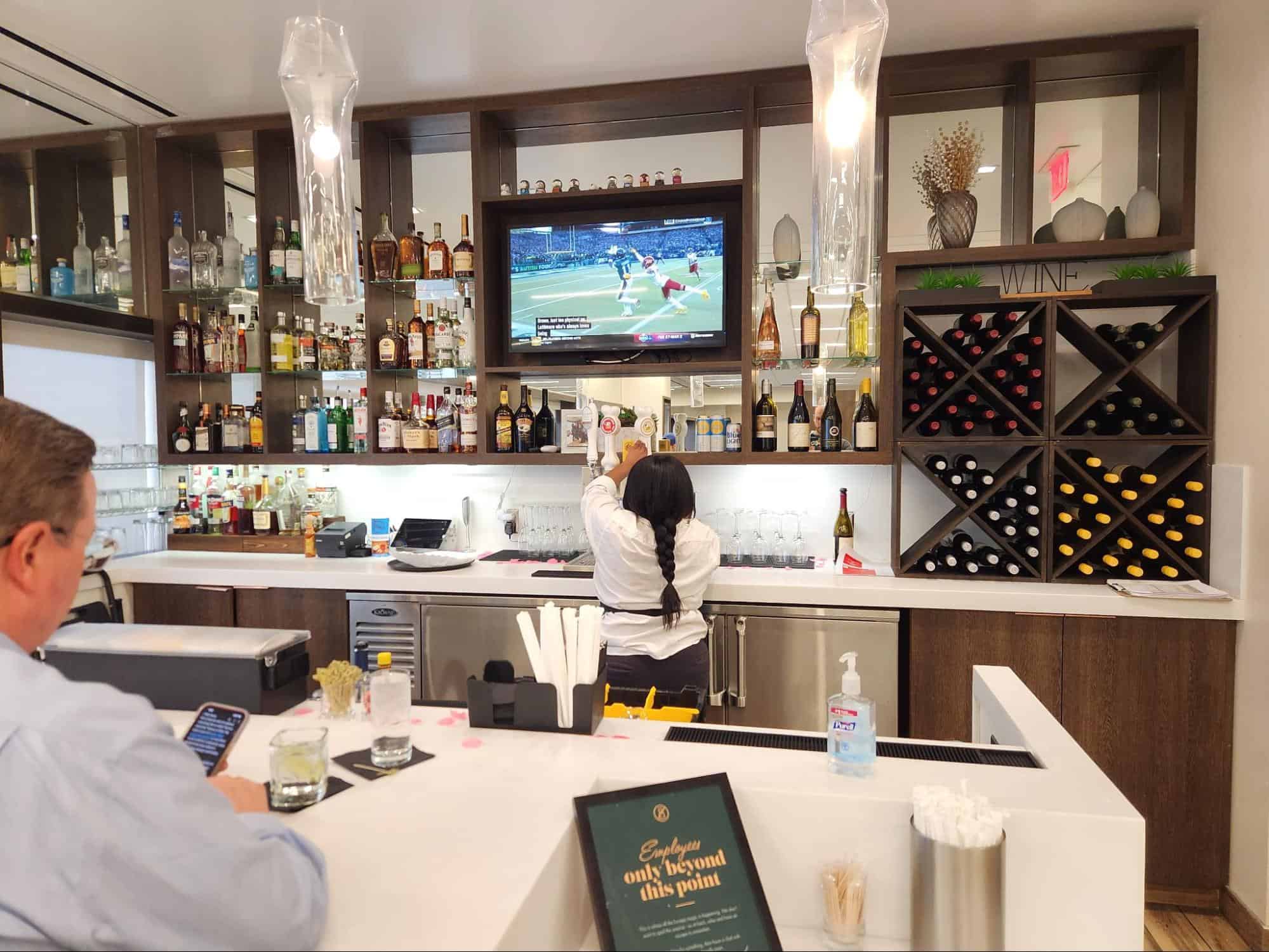 Escape Lounge CMH Bar.