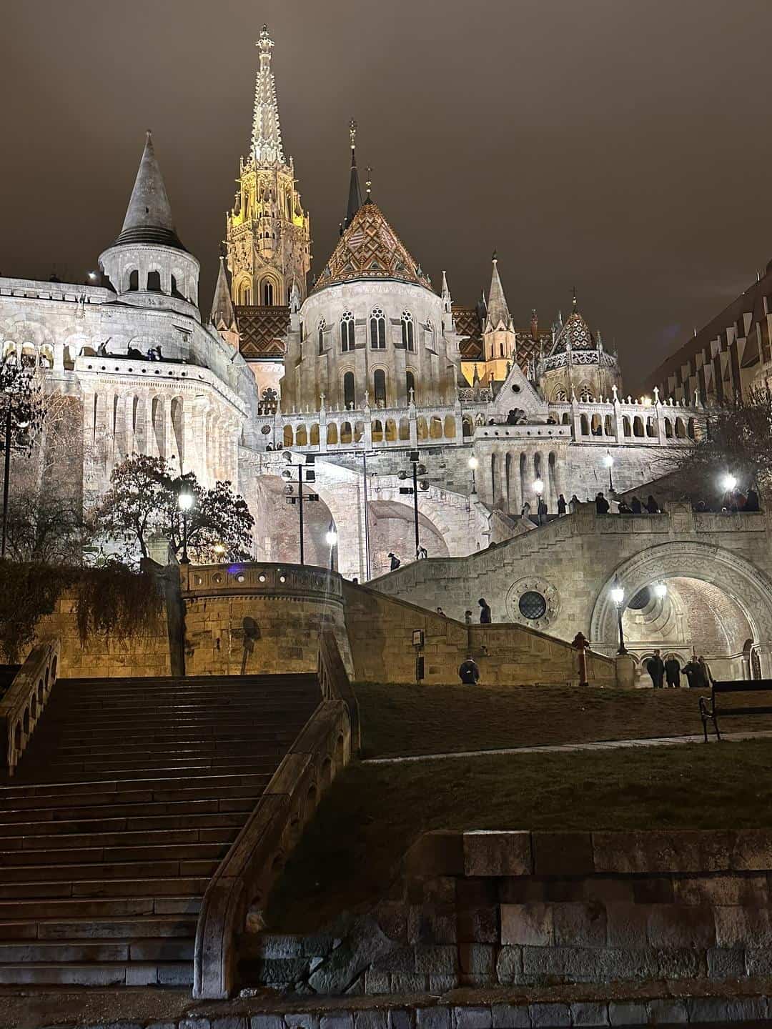 Night view of Fisherman’s Bastion and Matthias Church on Castle Hill in Budapest, showcasing illuminated Neo-Gothic architecture in the historic Buda Castle District.